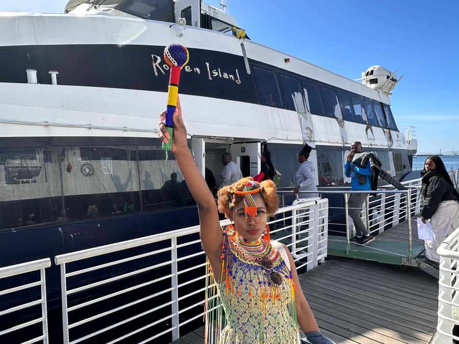 Cape Town: Robben Island Ferry Ticket and Guided Prison Tour - Getting to the Nelson Mandela Gateway and walking in without the ticket line