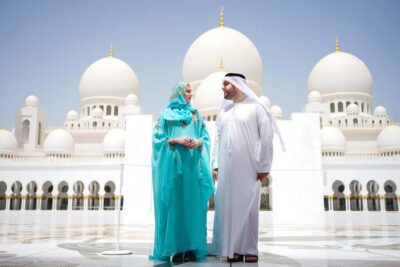 Dubai: Abu Dhabi Day-Trip Grand Mosque, Royal Palace & Lunch - Entering Sheikh Zayed Grand Mosque: what the guide adds to the experience