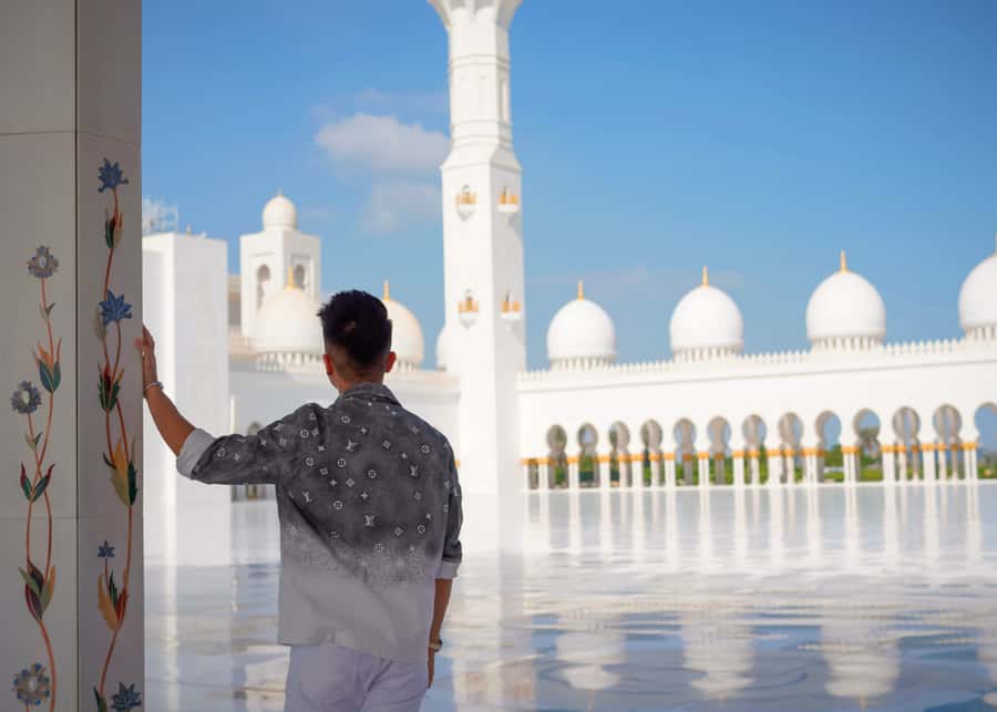 Dubai: Abu Dhabi Day-Trip Grand Mosque, Royal Palace & Lunch - Saadiyat Island and Louvre Abu Dhabi: a quick exterior moment with good photo payoff