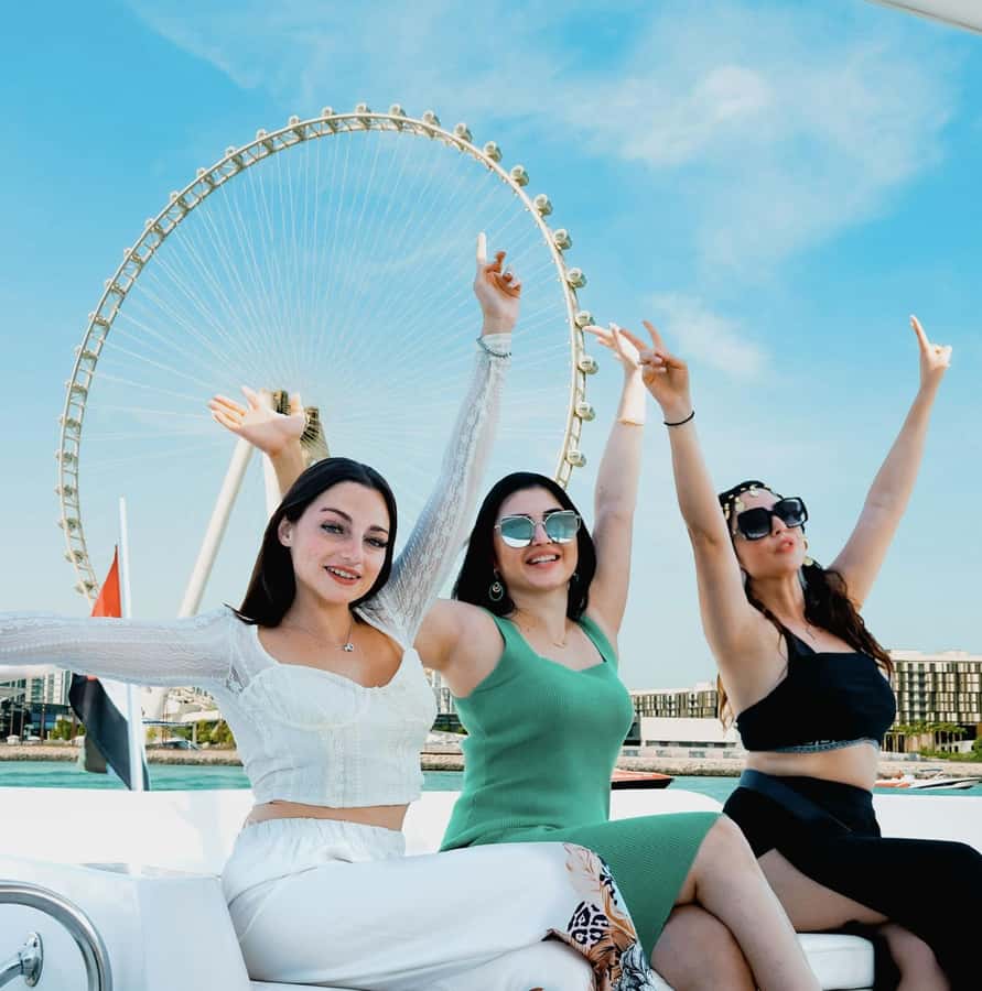 Dubai: Instagrammable Yacht Tour with Drinks & Ain/JBR Views - Drinks, Wi-Fi, and the service level that makes photos easy