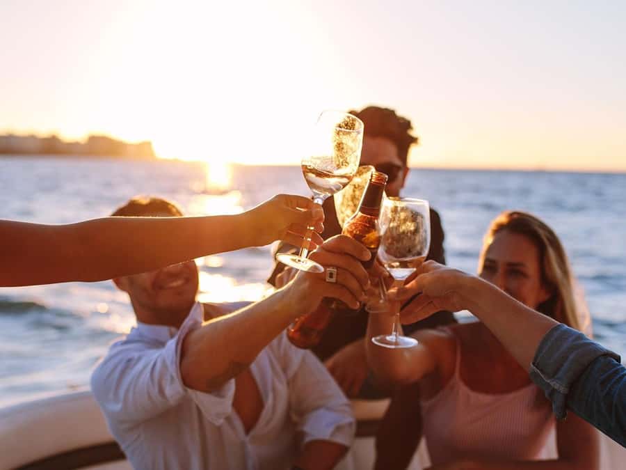 Dubai: Luxury Sunset Yacht Tour with Snacks and Drinks - Timing and Meeting Point: The Stuff That Can Break the Day