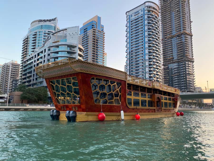 Dubai Marina: Dinner Cruise in a Traditional Boat - Two Hours of Night Views: Bluewaters, JBR, and the Palm Islands