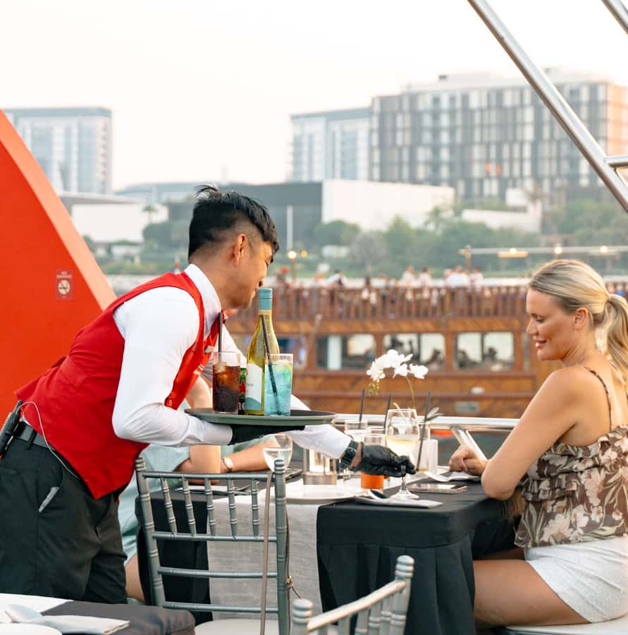 Dubai: Sunset or Dinner Cruise with Live Music & Open Bar - Live music soundtrack: saxophone and clarinet-style energy
