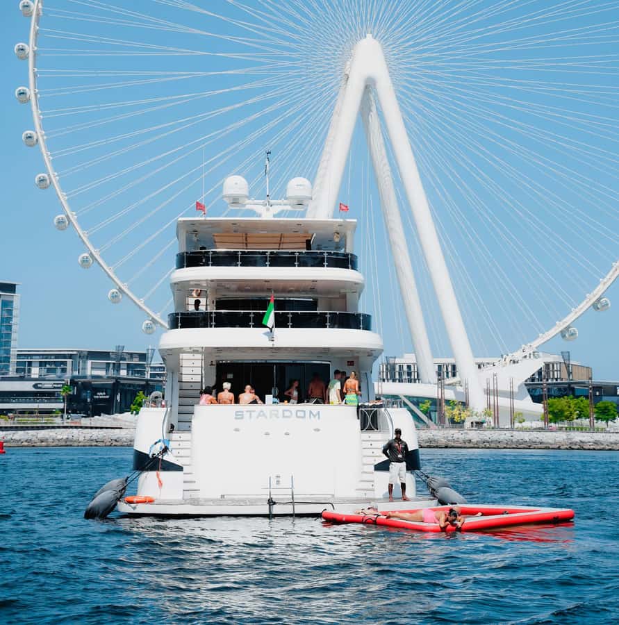 Dubai: Superyacht Experience with Live Music & Drinks - Route Highlights: JBR, Palm Jumeirah, Bluewater Island, and the Atlantis Question