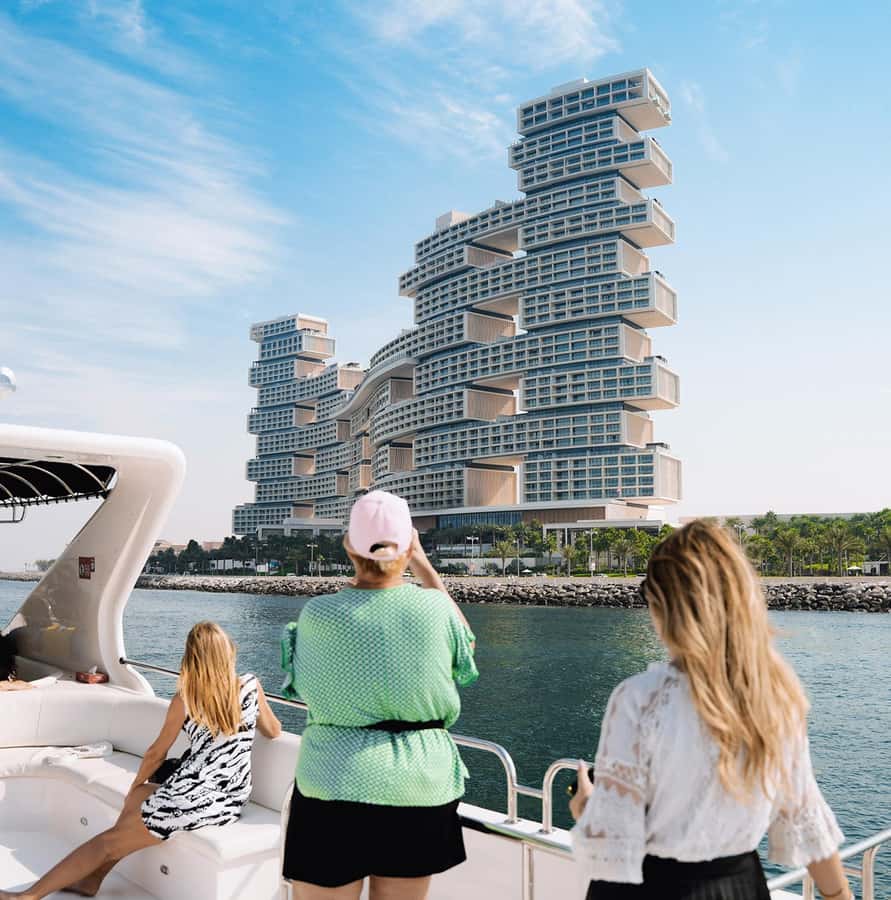 Dubai: Superyacht Experience with Live Music & Drinks - Drinks and Food: Included Breakfast, Lunch, or Dinner with a Premium Station