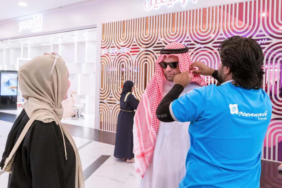 From Dubai: Abu Dhabi Sheikh Zayed Mosque Guided Tour - Entering Sheikh Zayed Grand Mosque: more than a photo stop