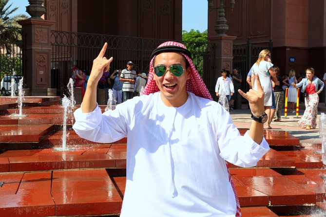 From Dubai To Abu Dhabi: Royal Palace, Grand Mosque &Etihad Tower - Emirates Palace photo stop: the quick glamour moment