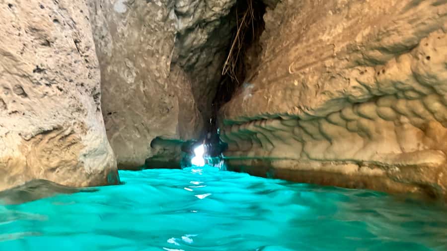 From Muscat: Wadi Shab & Bimmah Sinkhole Full-Day Tour - Bimmah Sinkhole on the way back: the lake stop