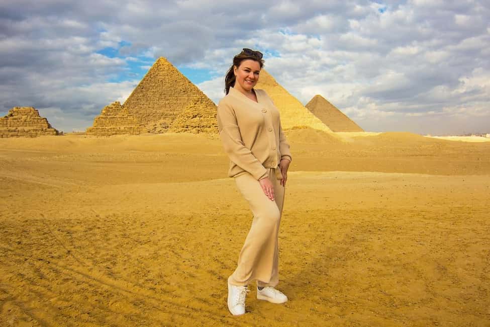 Hurghada: Cairo Pyramids, Sphinx & Egyptian Museum Day Trip - Nile boat ride and Tahrir Square: the calmer finish (if you choose it)
